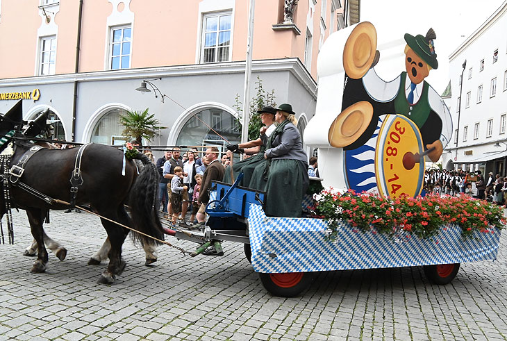 Einzug auf das Herbstfest Rosenheim 2025 am ersten Samstag (©Foto: Ingrid Grossmann) 